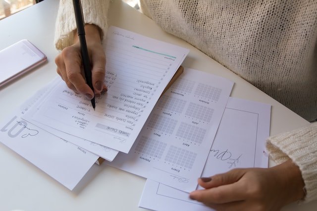 Image of someone using a daily planner with a checklist page