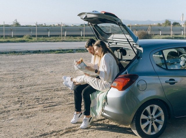 Couple eating out of car on experiential staycation gift